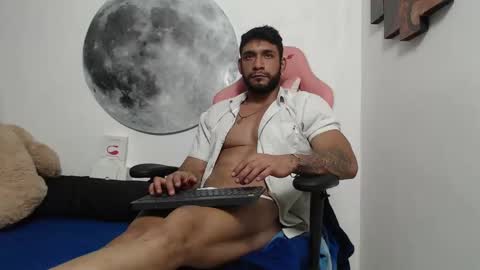 Snapshot of juanes_aristi chatting on 10.31.25 Juanes online show from 10.31.25