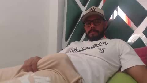 Snapshot of juanfe_style chatting on 10.04.25 juanfe_style online show from 10.04.25