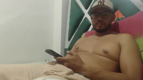 Snapshot of juanfe_style chatting on 10.10.25 juanfe_style online show from 10.10.25