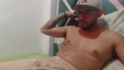 Snapshot of juanfe_style chatting on 11.10.25 juanfe_style online show from 11.10.25