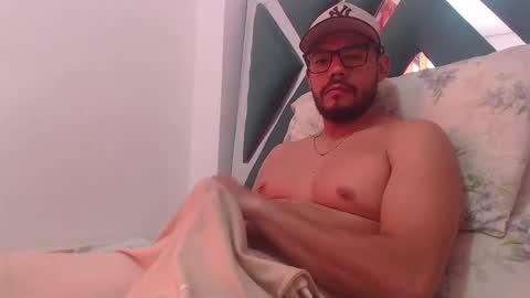 Snapshot of juanfe_style chatting on 11.17.25 juanfe_style online show from 11.17.25