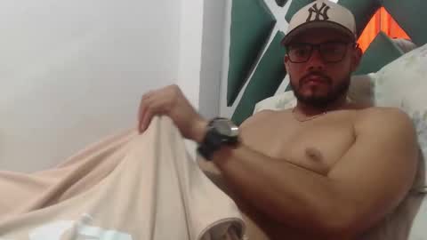 Snapshot of juanfe_style chatting on 11.25.25 juanfe_style online show from 11.25.25