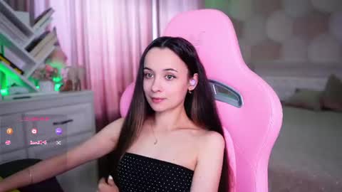 Snapshot of juicy___angel chatting on 06.28.26 Angelina online show from 06.28.26