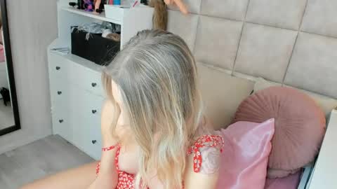 Snapshot of juicy_pussie chatting on 04.24.26 Tatjana online show from 04.24.26