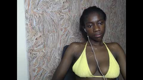 Snapshot of juicyberryx chatting on 02.08.25 queen online show from 02.08.25