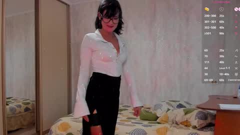 Snapshot of julia_frey chatting on 09.24.25 Julia online show from 09.24.25