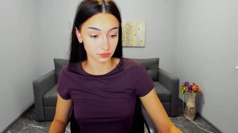 Snapshot of julia_laurent chatting on 11.27.25 Julia online show from 11.27.25