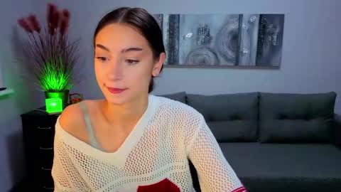 Snapshot of julia_laurent chatting on 11.28.25 Julia online show from 11.28.25