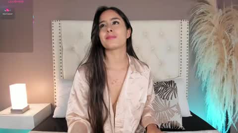 J U L IA   M A R T I N E Z online show from 06.05.26