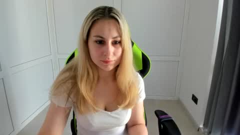 Snapshot of julia_sunshinee chatting on 07.14.26 Julia online show from 07.14.26