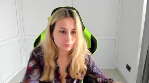 Snapshot of julia_sunshinee chatting on 07.28.26 Julia online show from 07.28.26