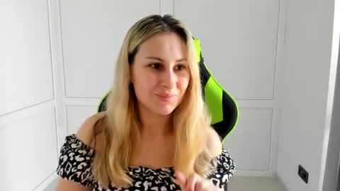 Snapshot of julia_sunshinee chatting on 07.30.26 Julia online show from 07.30.26
