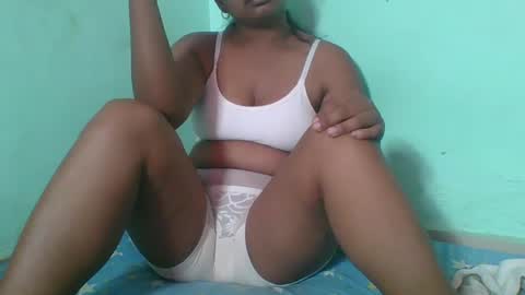 Snapshot of juliah02 chatting on 02.12.25 juliah02 online show from 02.12.25