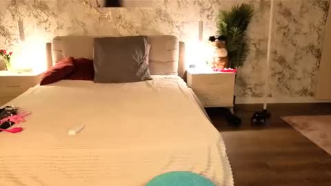 juliamillss online show from 07.04.26