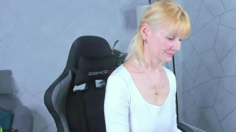 Julie Lucasss online show from 04.23.26