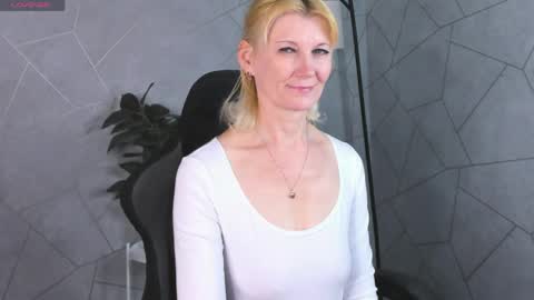 Julie Lucasss online show from 04.29.26
