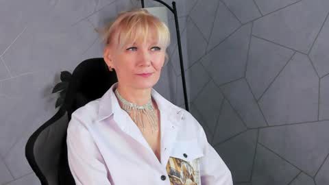 Julie Lucasss online show from 04.30.26