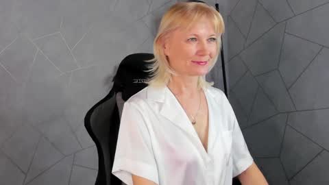 Julie Lucasss online show from 05.01.26