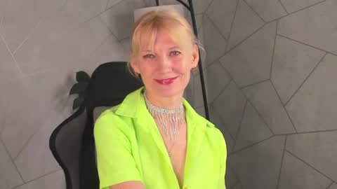 Julie Lucasss online show from 05.06.26