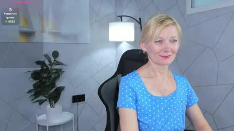 Julie Lucasss online show from 06.03.26