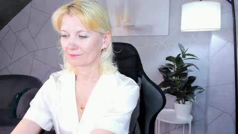 Julie Lucasss online show from 06.04.26