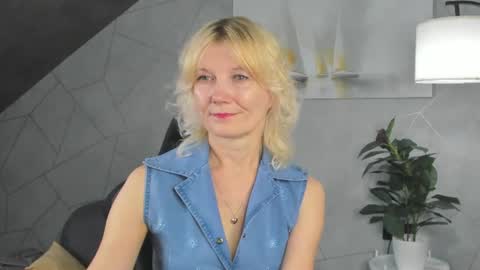 Julie Lucasss online show from 06.25.26