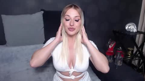 Snapshot of juliediamond chatting on 11.05.25 julia online show from 11.05.25