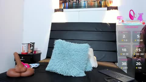 Snapshot of julieta_coopeer_ chatting on 02.22.25 Julieta online show from 02.22.25