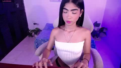 Snapshot of jully_dreams chatting on 04.18.26 July online show from 04.18.26