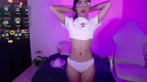 Snapshot of jully_dreams chatting on 05.26.26 July online show from 05.26.26
