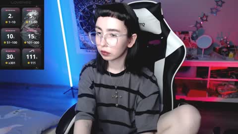 Snapshot of julscinamon chatting on 01.24.25 Baroness Von Cringe online show from 01.24.25