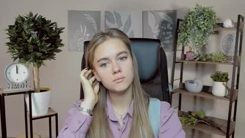 Snapshot of junewoods chatting on 11.12.25 junewoods online show from 11.12.25