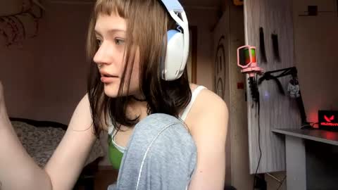 Snapshot of junkogautney chatting on 04.10.26 Elizabeth online show from 04.10.26