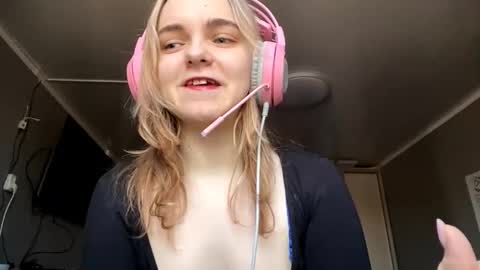 Snapshot of kariejenison chatting on 11.17.25 Im Olivia online show from 11.17.25