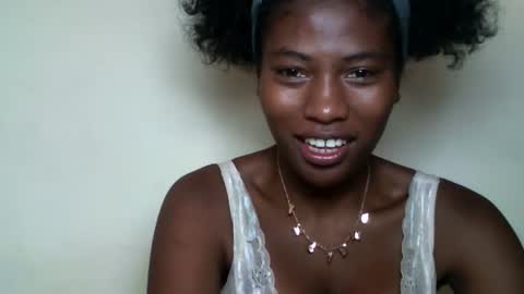 Snapshot of karoliee chatting on 04.20.26 karoliee online show from 04.20.26