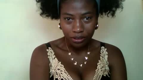 Snapshot of karoliee chatting on 04.21.26 karoliee online show from 04.21.26