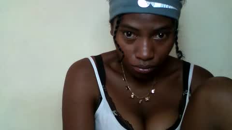 Snapshot of karoliee chatting on 04.24.26 karoliee online show from 04.24.26