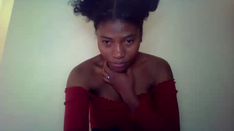 Snapshot of karoliee chatting on 04.26.26 karoliee online show from 04.26.26