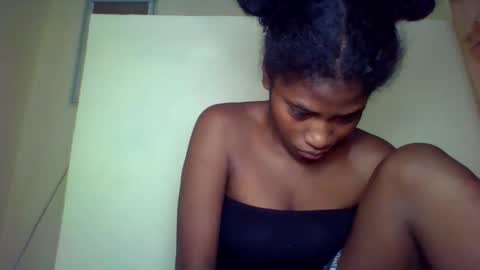 Snapshot of karoliee chatting on 04.26.26 karoliee online show from 04.26.26