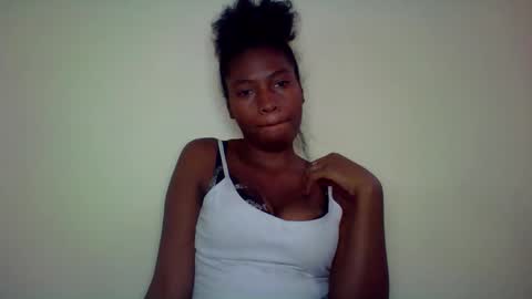 Snapshot of karoliee chatting on 04.30.26 karoliee online show from 04.30.26
