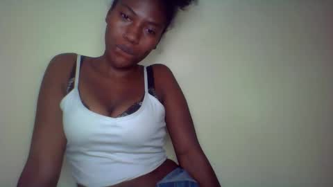 Snapshot of karoliee chatting on 04.30.26 karoliee online show from 04.30.26