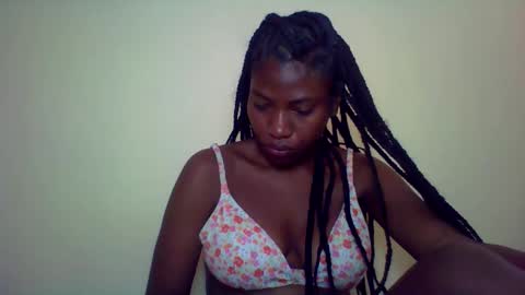 Snapshot of karoliee chatting on 05.04.26 karoliee online show from 05.04.26