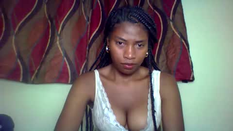 Snapshot of karoliee chatting on 05.19.26 karoliee online show from 05.19.26