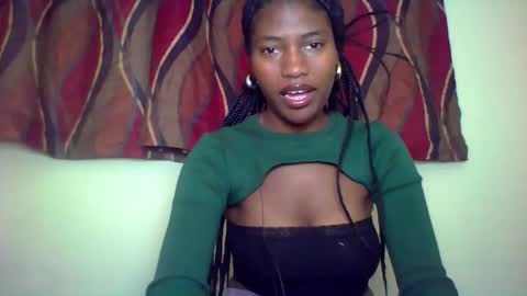 Snapshot of karoliee chatting on 05.21.26 karoliee online show from 05.21.26
