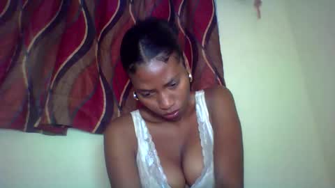 Snapshot of karoliee chatting on 05.25.26 karoliee online show from 05.25.26