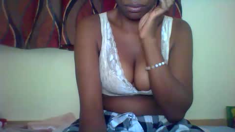 Snapshot of karoliee chatting on 05.27.26 karoliee online show from 05.27.26