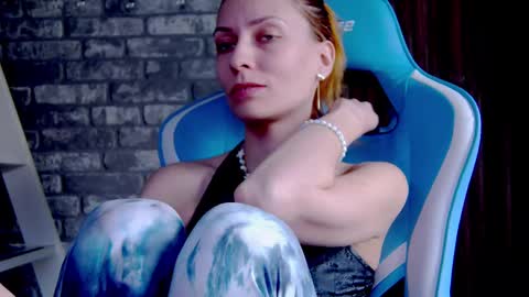 Snapshot of karoline121 chatting on 02.26.25 karoline121 online show from 02.26.25