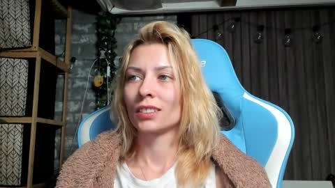 Snapshot of karoline121 chatting on 09.17.25 karoline121 online show from 09.17.25