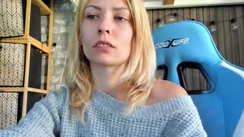 Snapshot of karoline121 chatting on 09.18.25 karoline121 online show from 09.18.25
