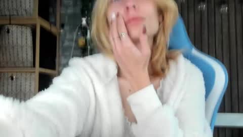 Snapshot of karoline121 chatting on 09.28.25 karoline121 online show from 09.28.25